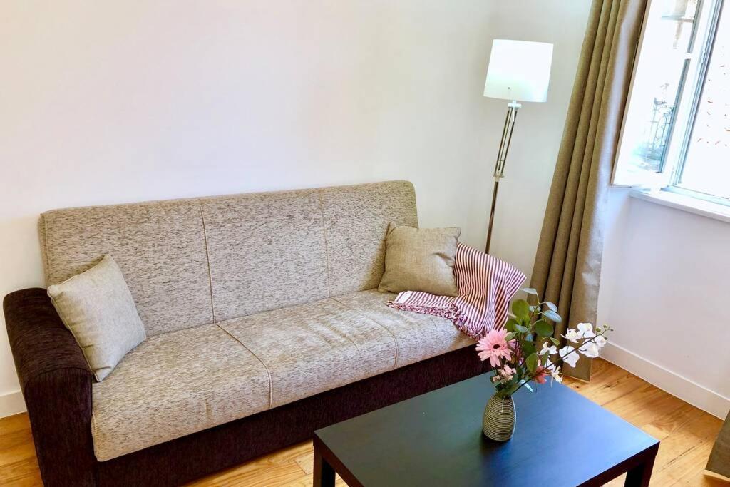 32 2 - Heart Of Lisbon Private Apartment, Bairro Alto Buitenkant foto
