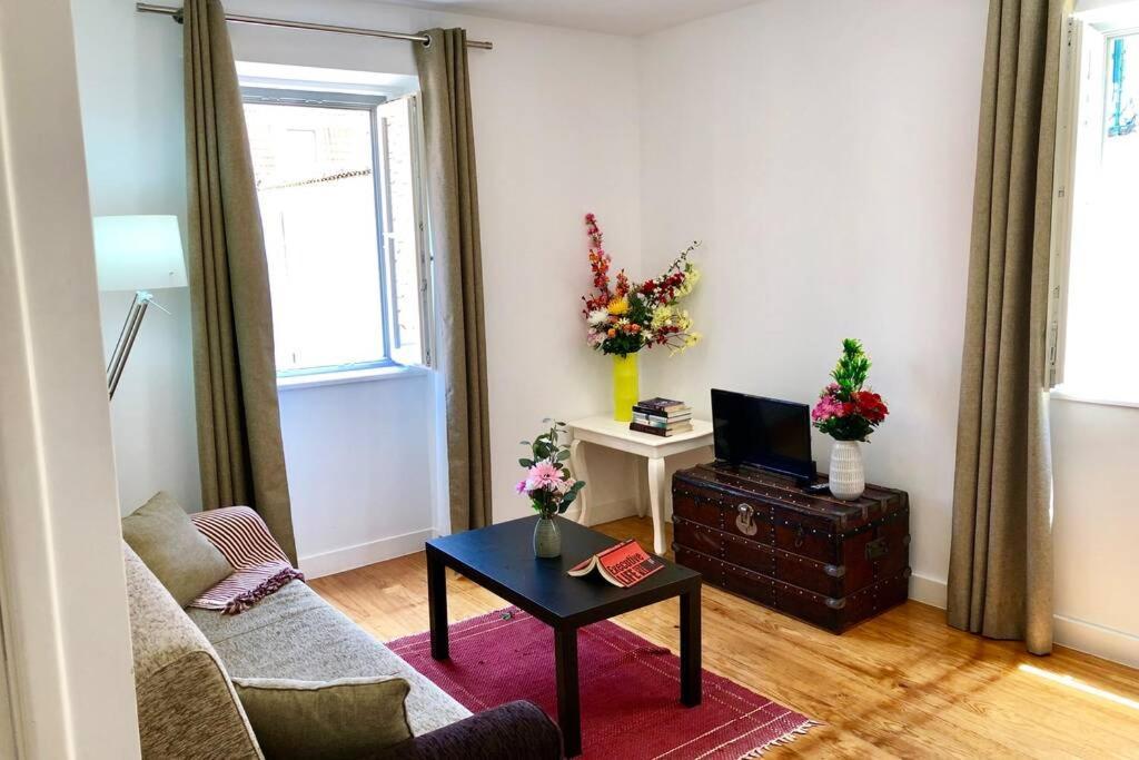 32 2 - Heart Of Lisbon Private Apartment, Bairro Alto Buitenkant foto